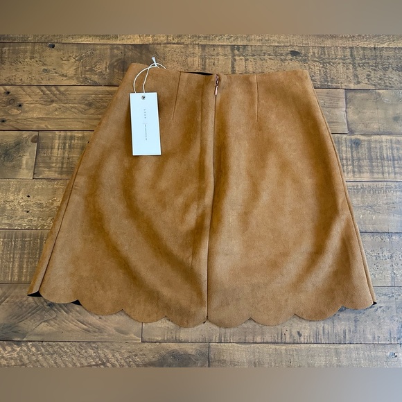 NWT Lush scalloped faux suede mini skirt - Size Small - Picture 2 of 8